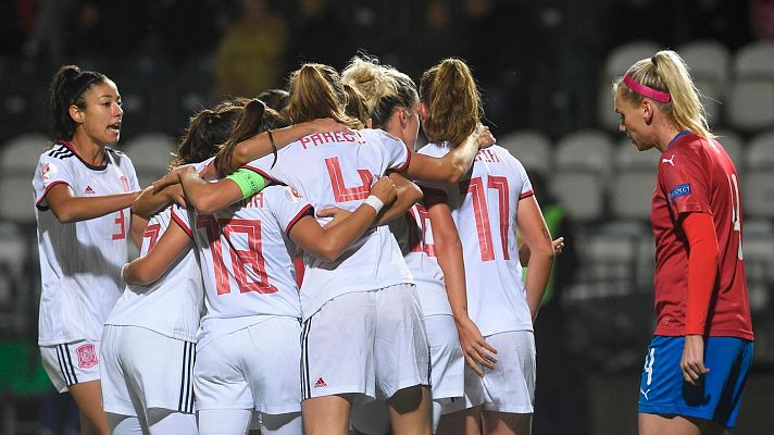 Fútbol - España golea a República Checa y les arrebata el liderato del grupo