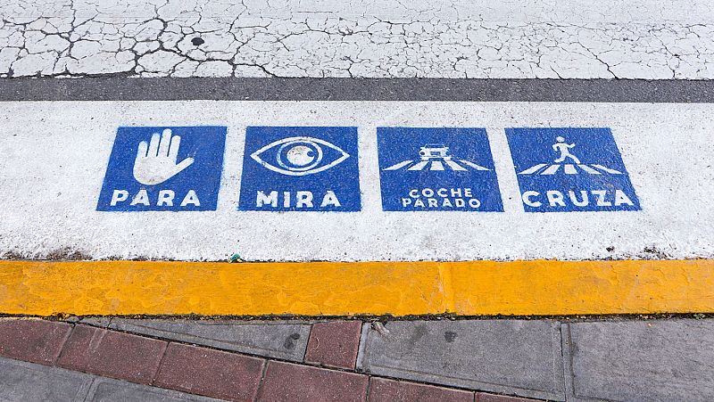 Argamasilla de Calatrava (Ciudad Real) adapta los pasos de cebra a las personas con autismo | Ver