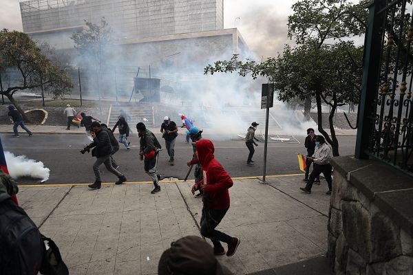 Telediario 1 - Miles de indígenas toman la Asamblea Nacional de Ecuador