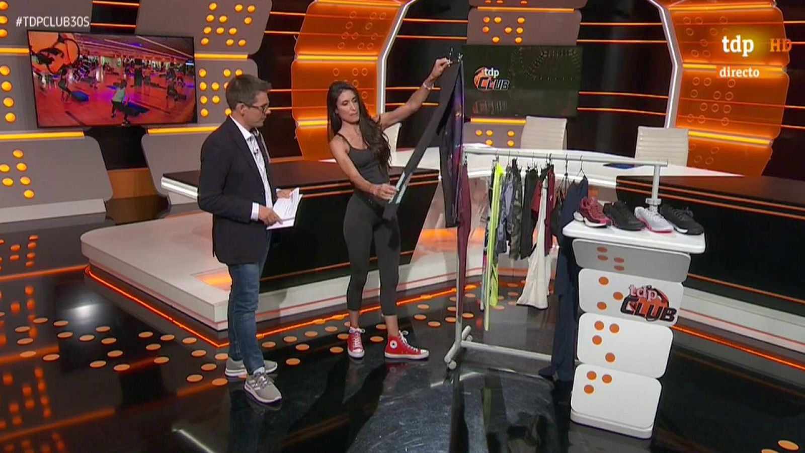 Laura Riu se desplaza a un gimnasio de Barcelona y nos enseña en plató cuáles son las prendas de moda