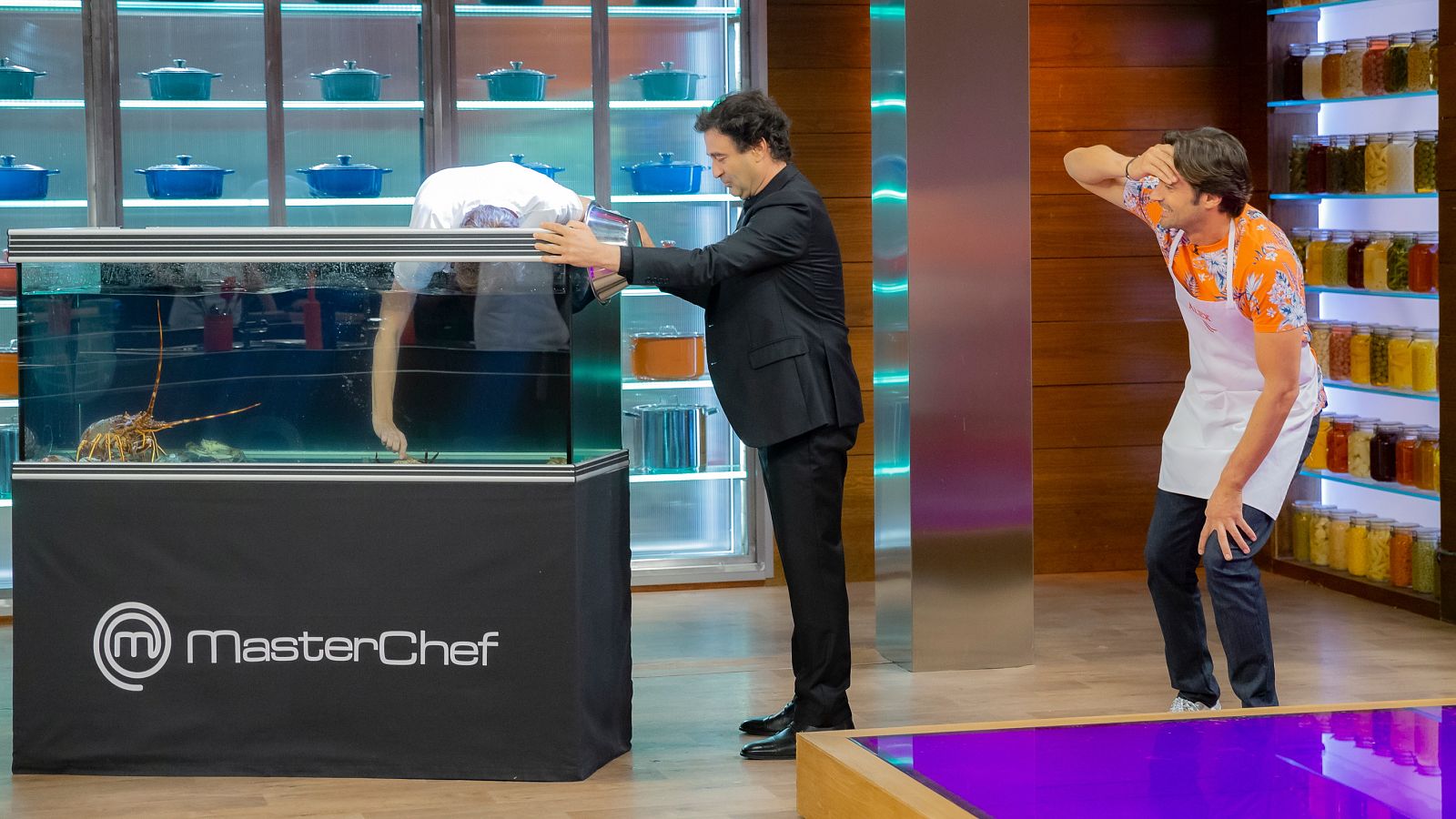 Anabel practica submarinismo en las cocinas