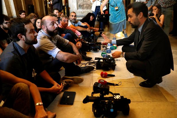 Telediario 1 - Periodistas protestan en el Parlament contra agresiones al colectivo