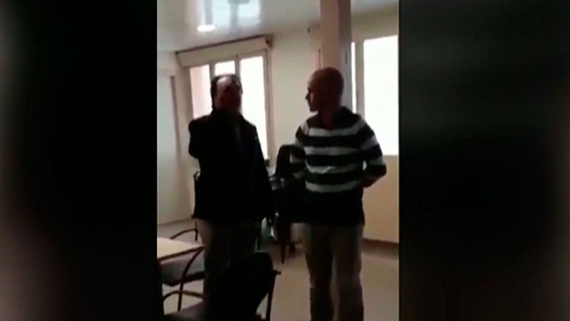 El Consejo General del Colegio de Médicos de Cataluña ha censurado la actitud intimidatoria realizada por un grupo de independentistas, encabezados por el empresario y activista Santiago Espot. En el video, colgado en las redes sociales, se ve como S