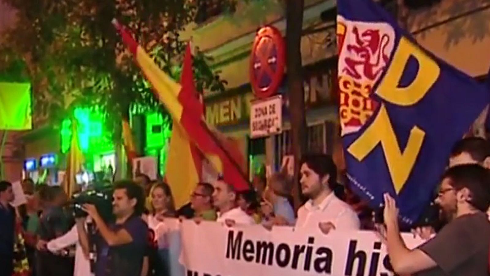 Decenas de personas se manifestan frente a la sede del PSOE para protestar contra la exhumación de Franco | Ver