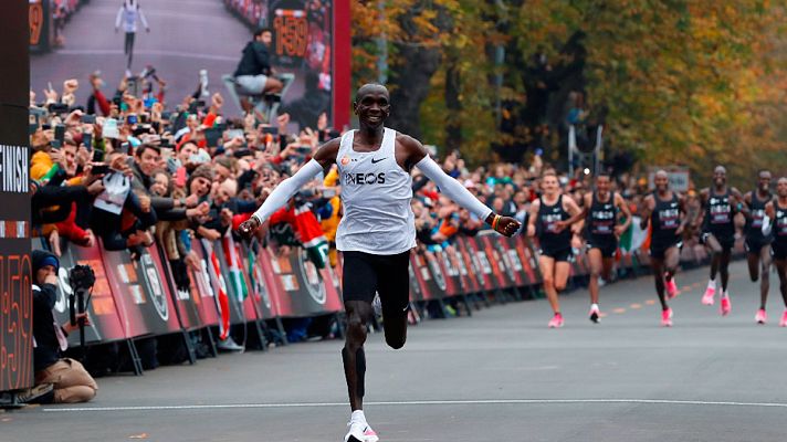  - Kipchoge llega a meta tras romper la barrera de dos horas en maratón