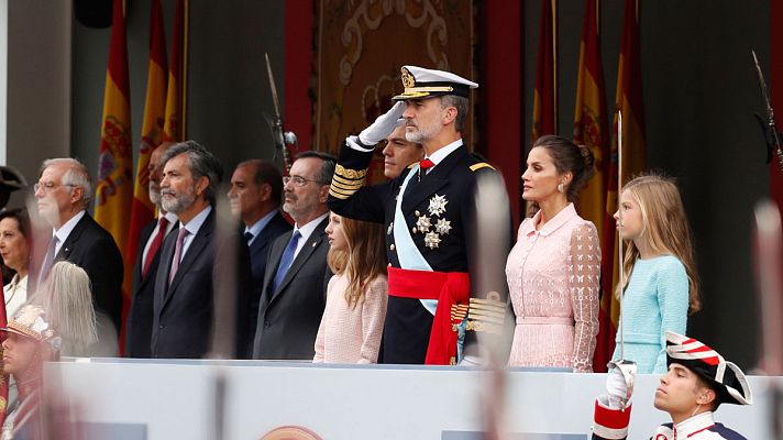 Telediario 1 - Los reyes presiden el desfile de la Fiesta Nacional, que elogia a las misiones de paz en el exterior