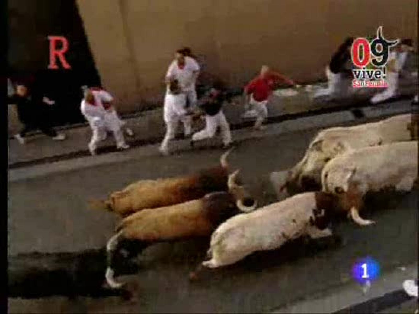 El tercer encierro a su paso por el Ayuntamiento | Ver