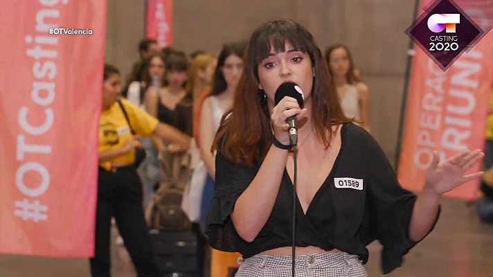 OT 2020 - Una chica chilla de la emoción en el casting de Valencia