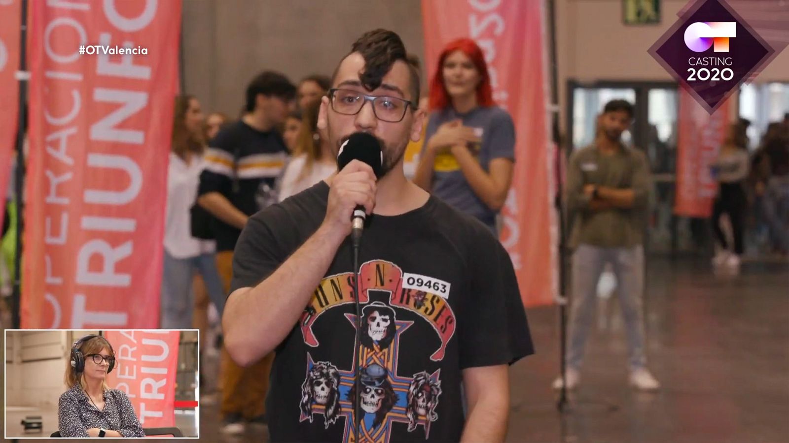 Aspirante rapero con cresta canta delante de Noemí y ella no sabe qué cara poner