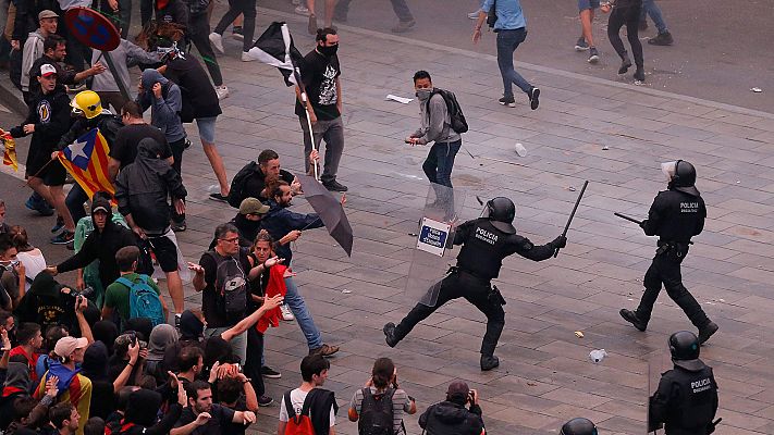 Telediario 1 - Cargas policiales en el aeropuerto de El Prat