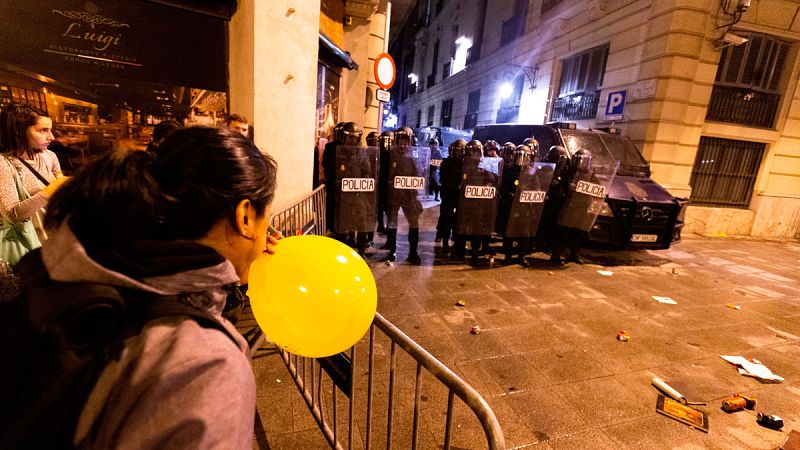 Cargas contra manifestantes de los CDR frente a la Jefatura de la Policía en Barcelona