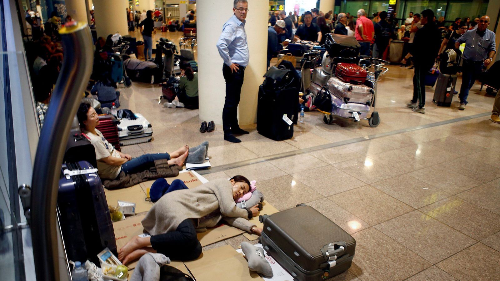 Centenares de personas pasan la noche en el aeropuerto del Prat tras las cancelaciones de vuelos