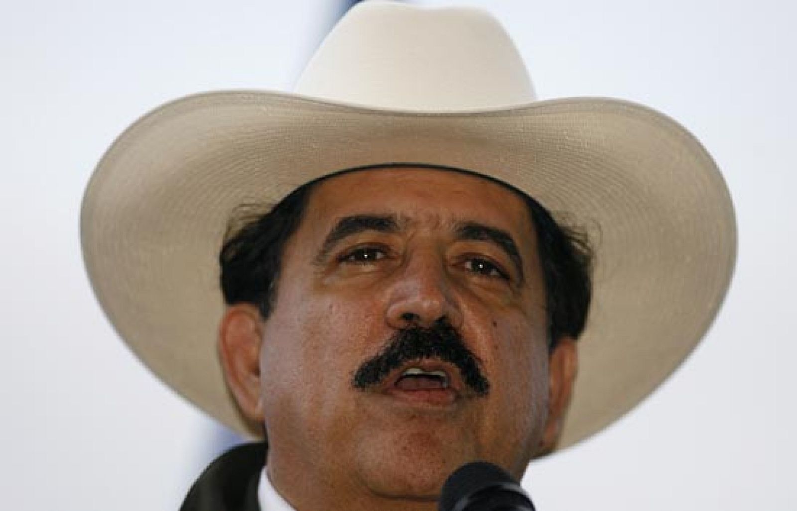 Zelaya y Micheletti convocados por el presidente costarricense para buscar una solución | Ver