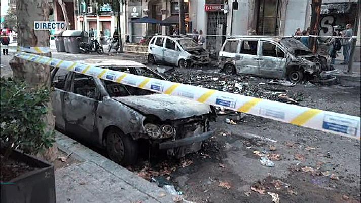  - Barcelona amanece con coches quemados tras las barricadas levantadas por los manifestantes