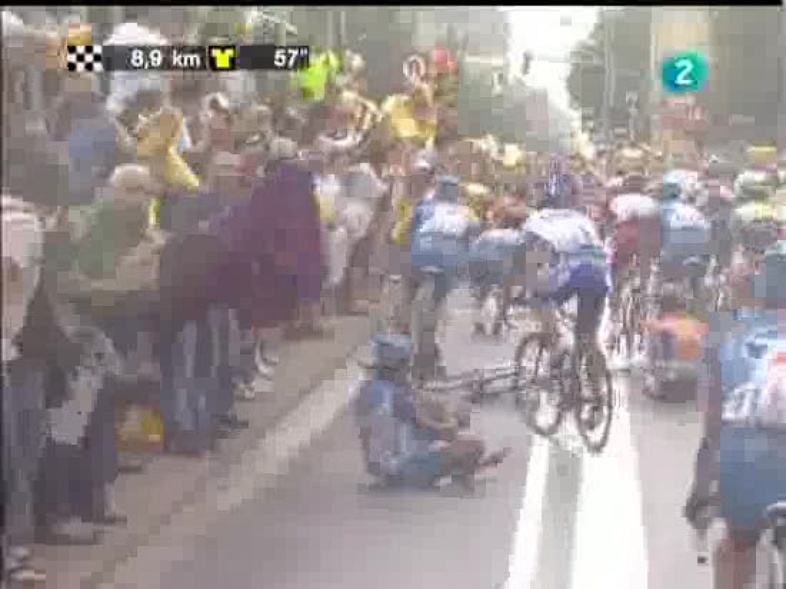 Una caída provoca un corte en el pelotón | Ver