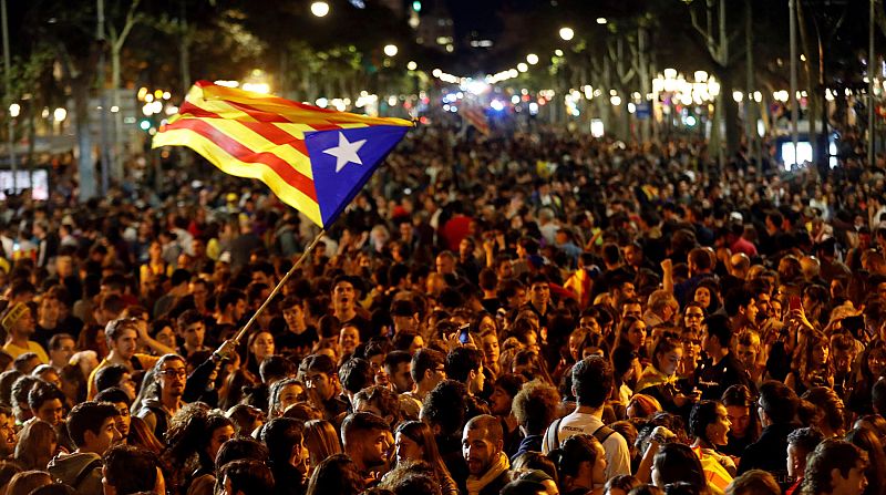 Miles de personas se manifiestan en el centro de Barcelona con los CDR mientras se desarrolla otra concentracin por la unidad de Espaa