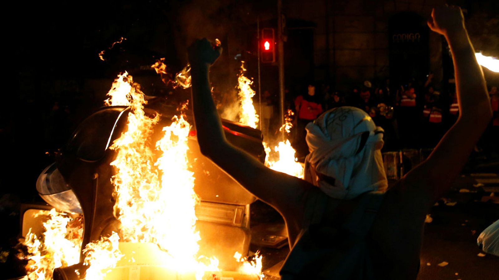 Los manifestantes emplean líquido inflamable para avivar el fuego de las barricadas en el centro de Barcelona