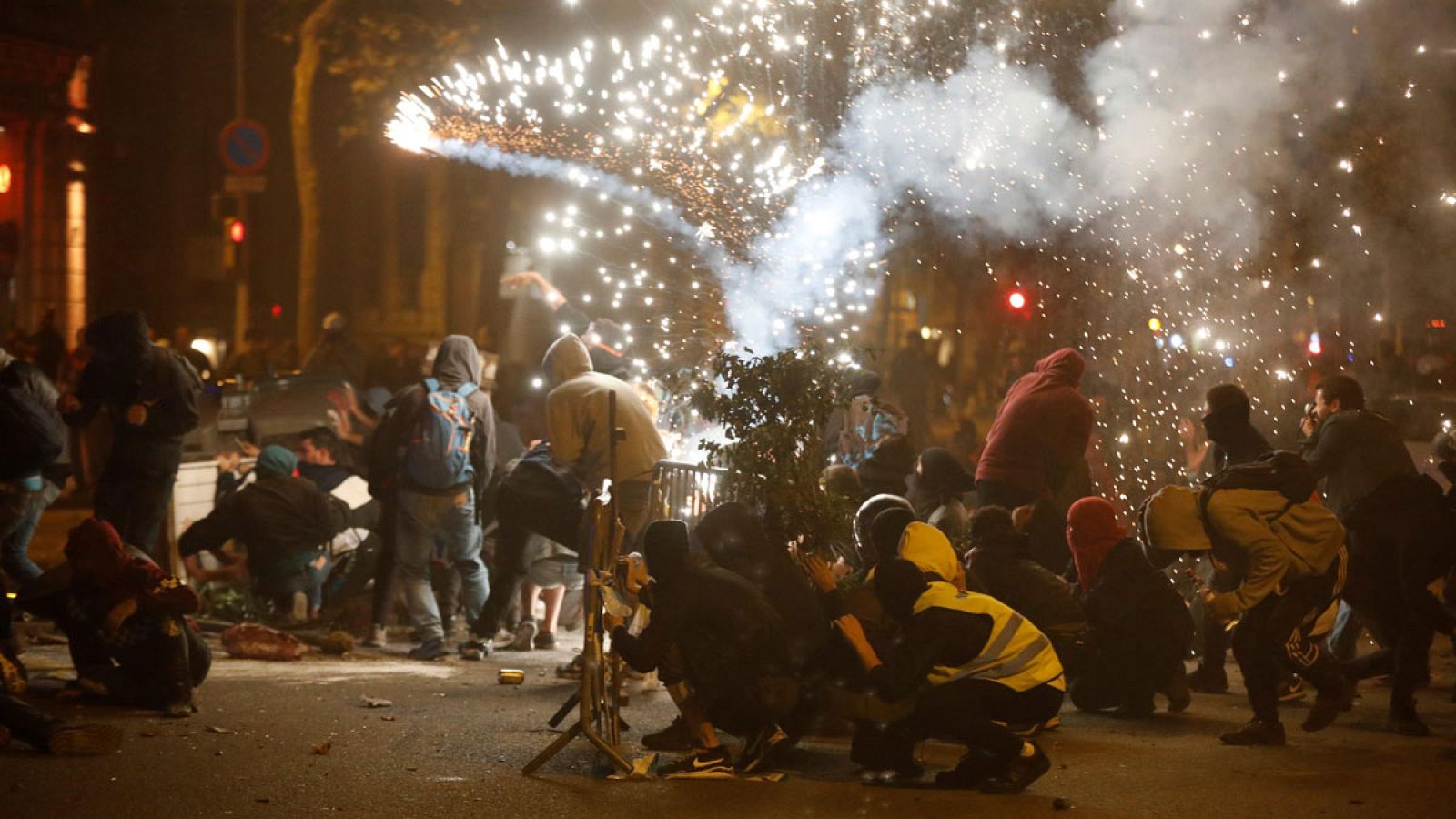 Los Mossos tratan de contener a los manifestantes en la cuarta jornada de protestas en Barcelona