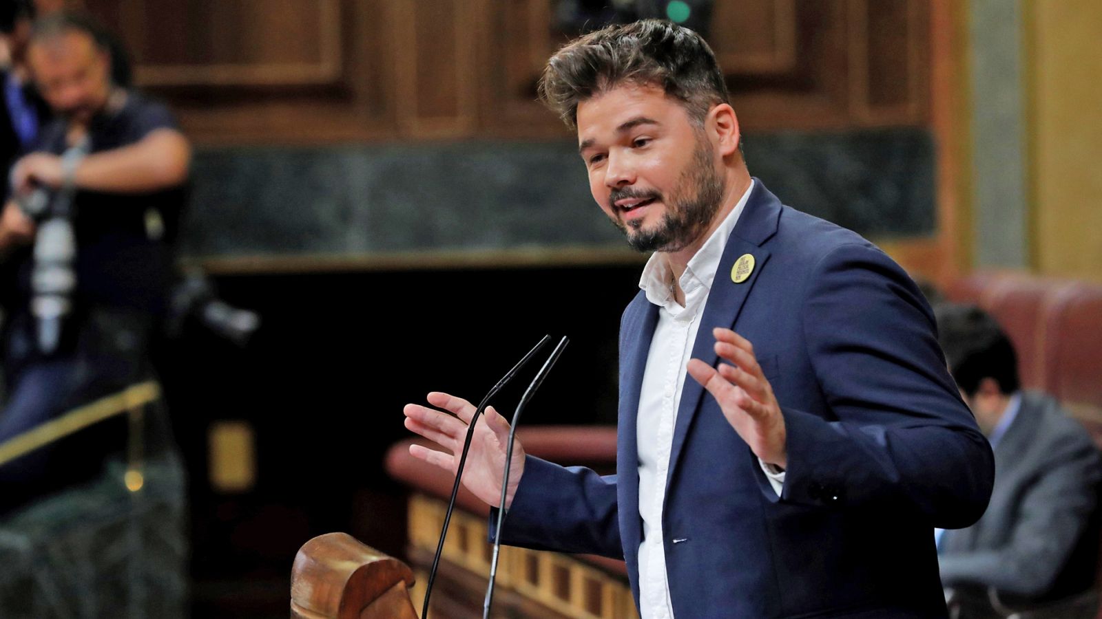 Rufián (ERC): "Es inadmisible que haya nazis al grito de 'Viva Hitler, viva Franco', que vayan dando palos, y con compadreo con los mossos"