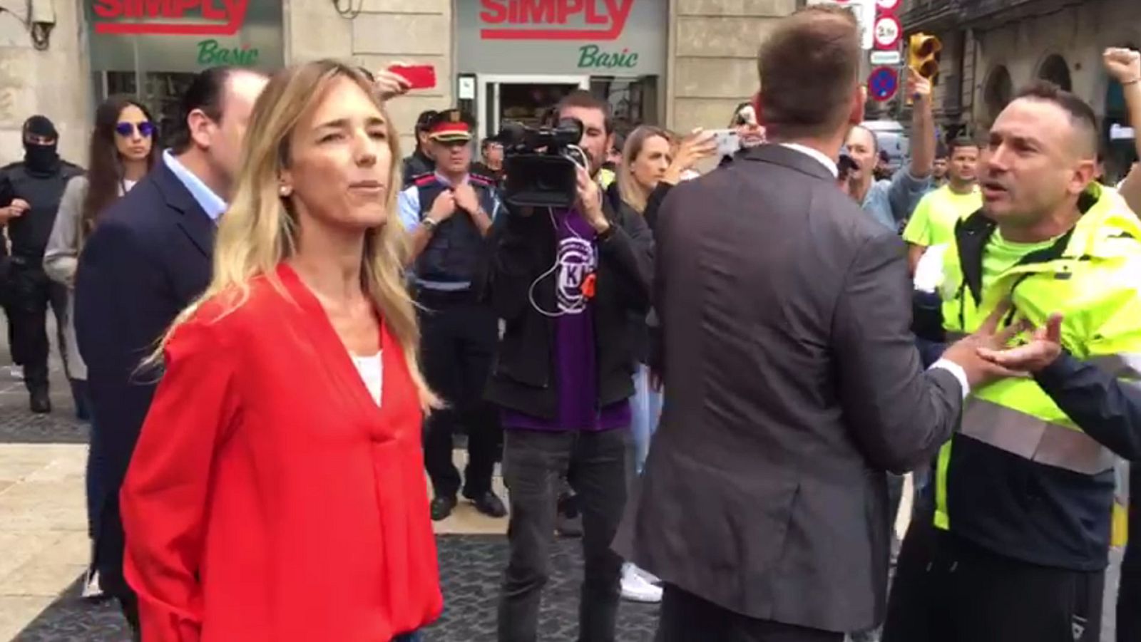 Los manifestantes reciben con gritos de "fascista" a Álvarez de Toledo en Barcelona
