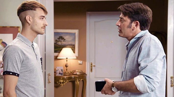 Mercado Central - Elías necesita que Germán le ayude con un reparto urgente