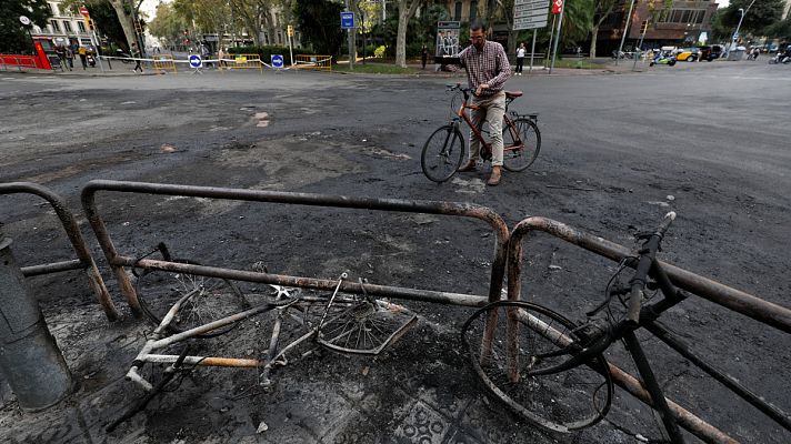 Informativo 24h - Cristales rotos y vallas calcinadas: así han quedado las calles de Barcelona tras la quinta jornada de protestas