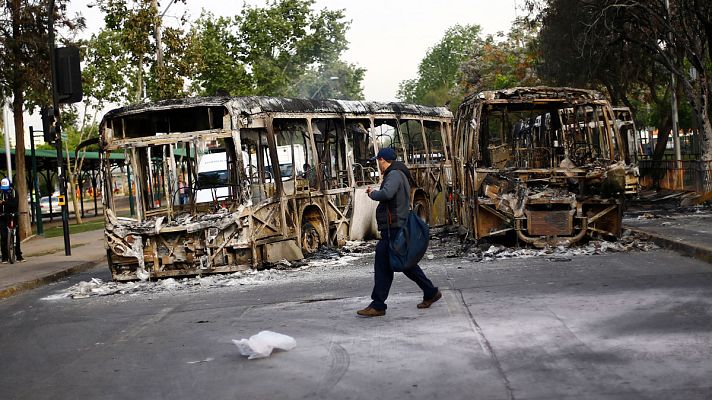 Telediario 1 - Piñera decreta el estado de emergencia en Santiago tras las fuertes protestas por la subida del precio del billete del metro