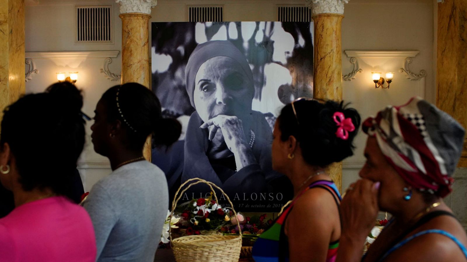 Cuba despide a su "prima ballerina assoluta" Alicia Alonso con funeral masivo - Informativo 24h | Ver