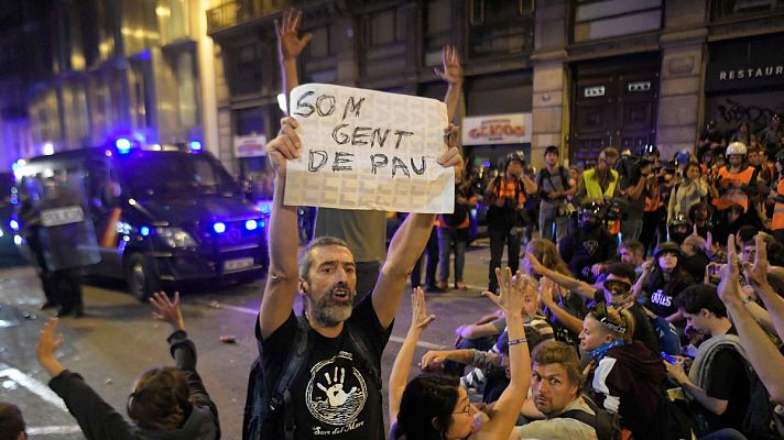 Telediario 1 - Los manifestantes pacíficos se imponen a los violentos en sexta jornada de protestas en Barcelona