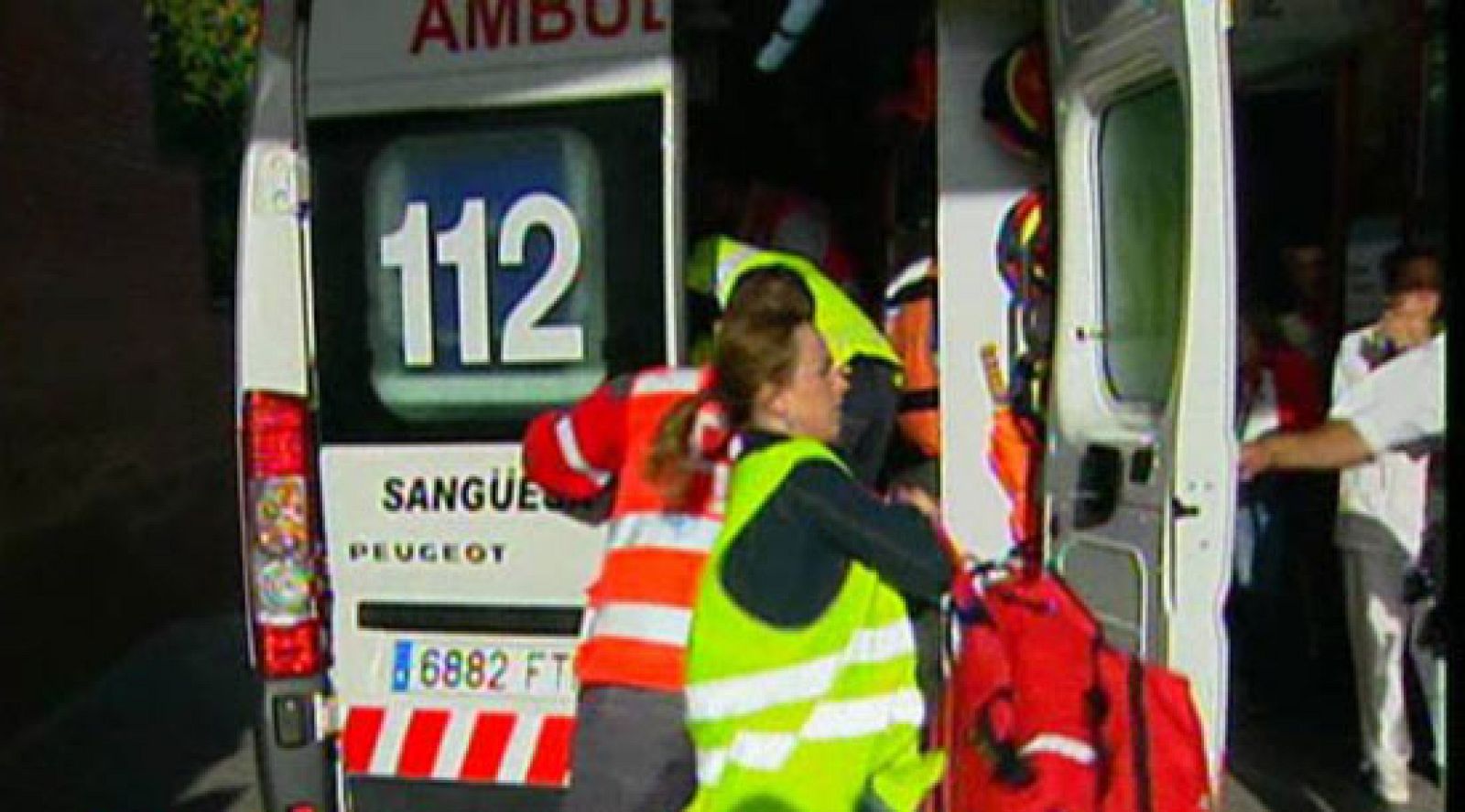 Una ambulancia traslada al fallecido por una cornada | Ver