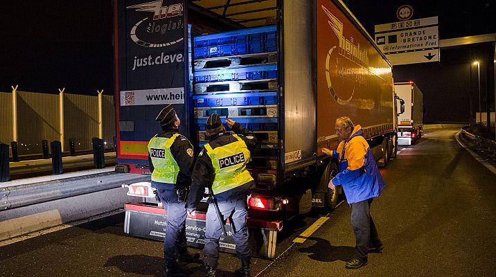 Telediario 1 - La policía británica halla 39 cadáveres dentro de un camión procedente de Bulgaria