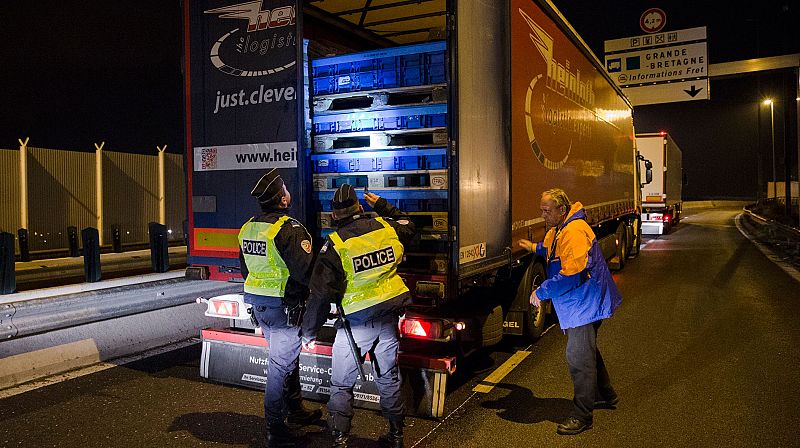 La policía británica halla 39 cadáveres dentro de un camión procedente de Bulgaria