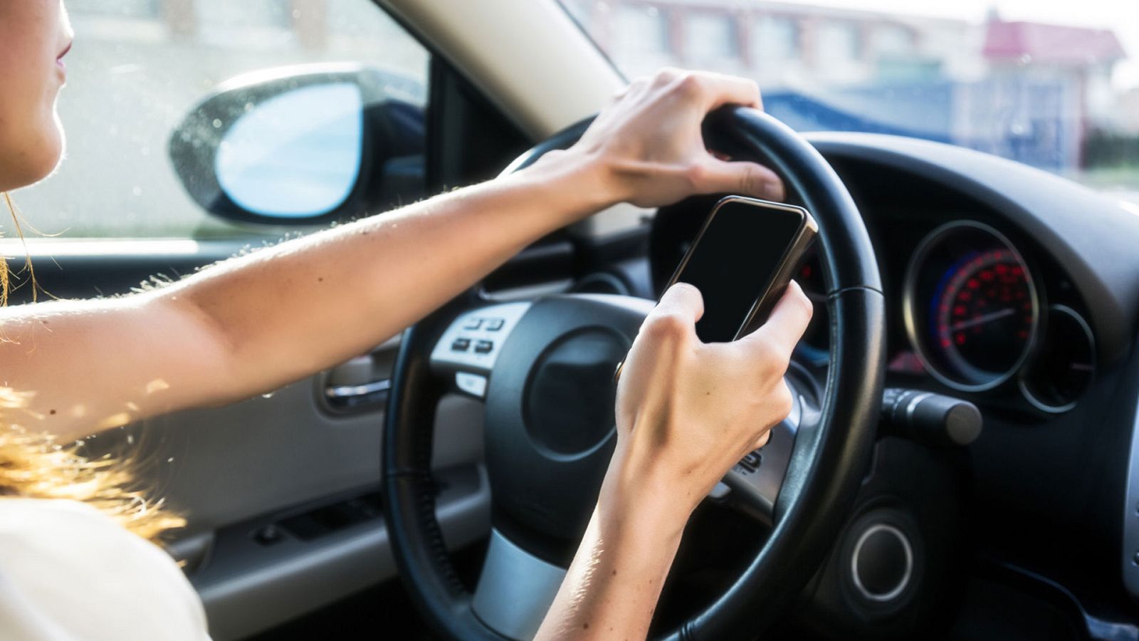 Se estrena en cines una campaña de la DGT sobre el uso del móvil al volante