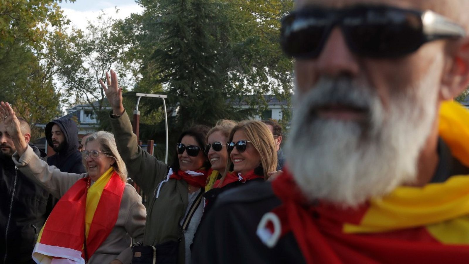 Exhumación de Franco: Un centenar de franquistas se concentran cerca del cementerio de El Pardo-Mingorrubio - Los desayunos | Ver