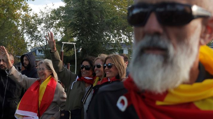 Los desayunos - Un centenar de franquistas se concentran cerca del cementerio de El Pardo-Mingorrubio