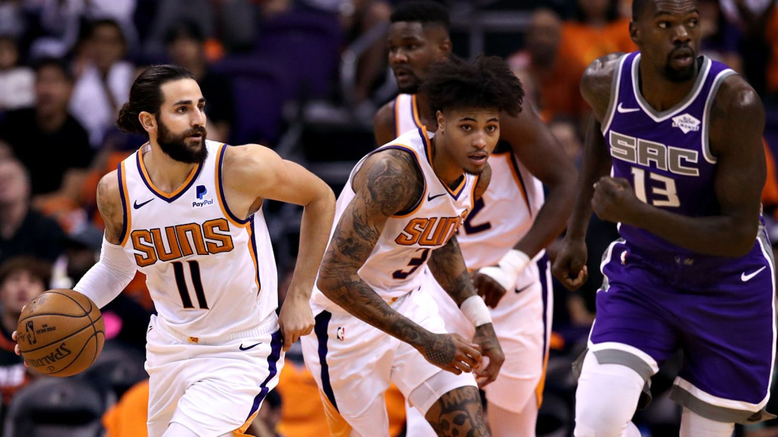 El base español Ricky Rubio ha vivido un gran estreno oficial con  Phoenix Suns, ya que se ha apuntado un 'doble-doble (11 puntos y 11  asistencias) en la contundente victoria de su equipo ante Sacramento  Kings (124-95), mientras que los hermanos He