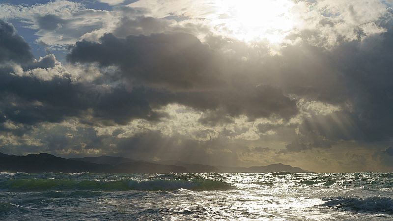Intervalos de viento fuerte al principio en el Cantábrico oriental, Estrecho y mar de Alborán - ver ahora