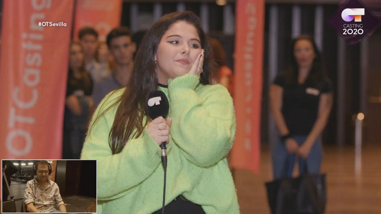 Una chica llora cuando le ponen la pegatina en la Fase 1 del casting OT 2020 en Sevilla