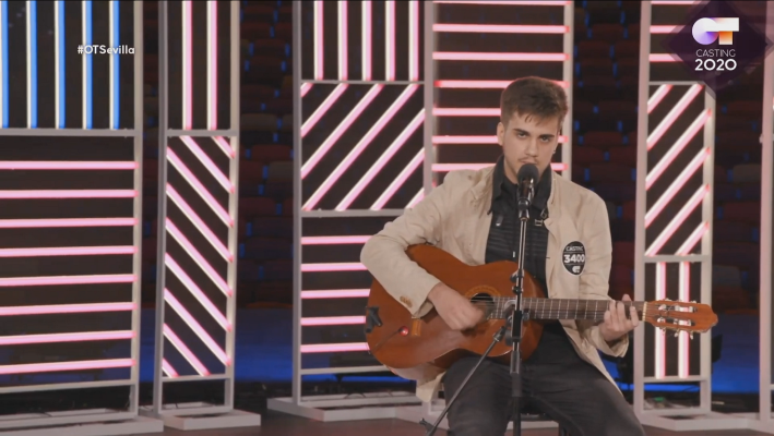  - Christian toca en la calle