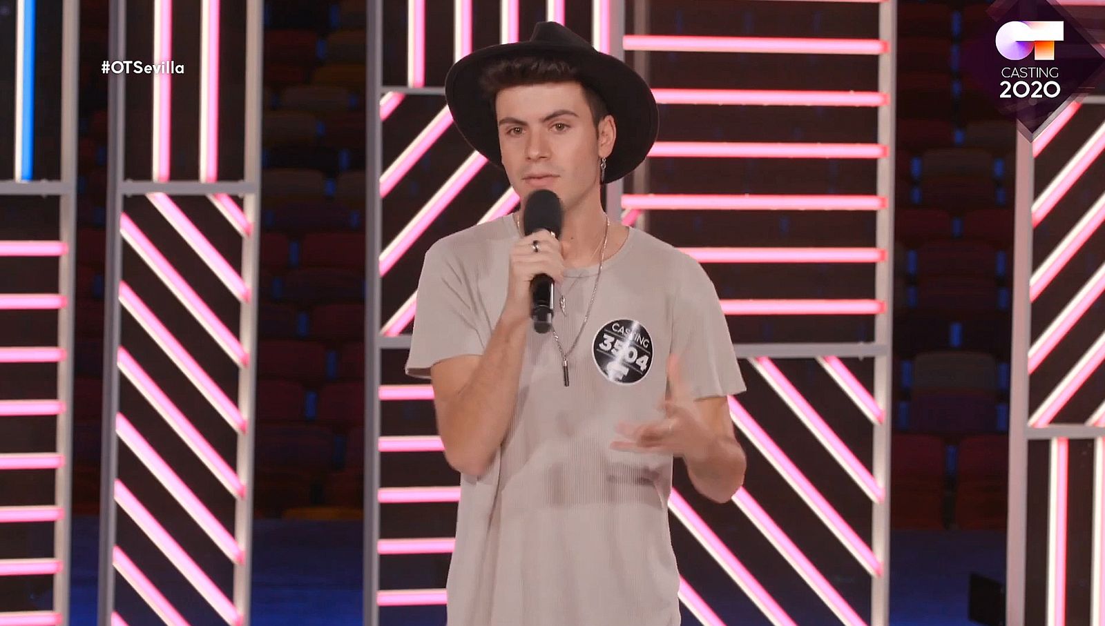 Ed canta una canción y manda un mensaje, que cuando estás de bajón y tienes malos momentos, hay que decir: "Fuck you"