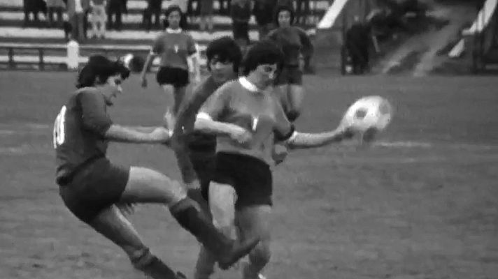Telediario 1 - 'Fútbol femenino, balón o cocina', en Conexión Vintage