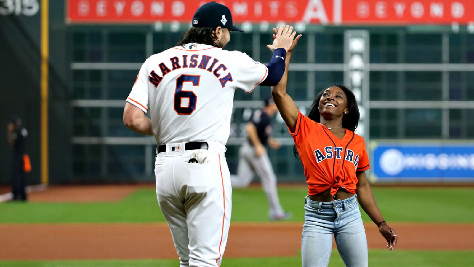 Simone Biles dejó a todos sin palabras antes del último encuentro de los Astros de Houston. El equipo de béisbol invitó a la campeona del mundo y olímpica de gimnasia a hacer el saque de honor en el primer partido de la serie mundial.