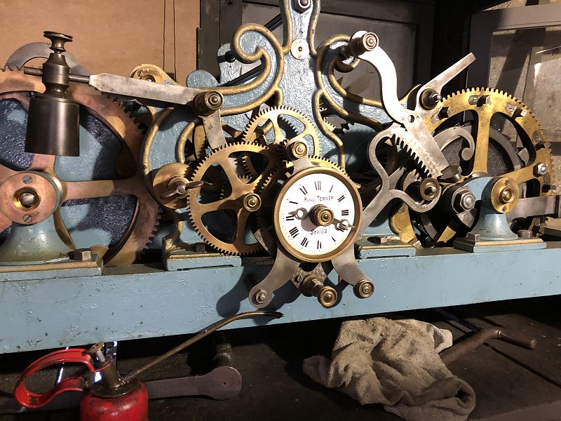 Cambiando la hora con el relojero monumental - Espa�a Directo | Ver