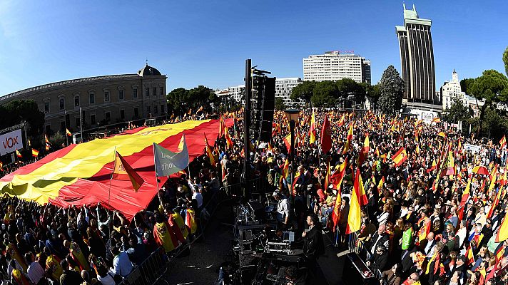 Informativo 24h - Vox despliega una bandera de 50 metros y concentra a miles de personas en Madrid por la unidad de España