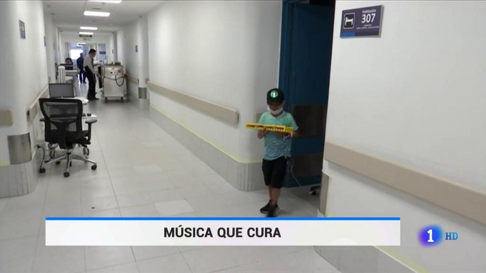 La Orquesta Filarmónica de Bogotá enseña música a niños enfermos