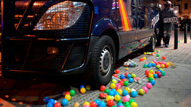 Los manifestantes lanzan objetos y pelotas de plástico contra la Policía en Via Laietana