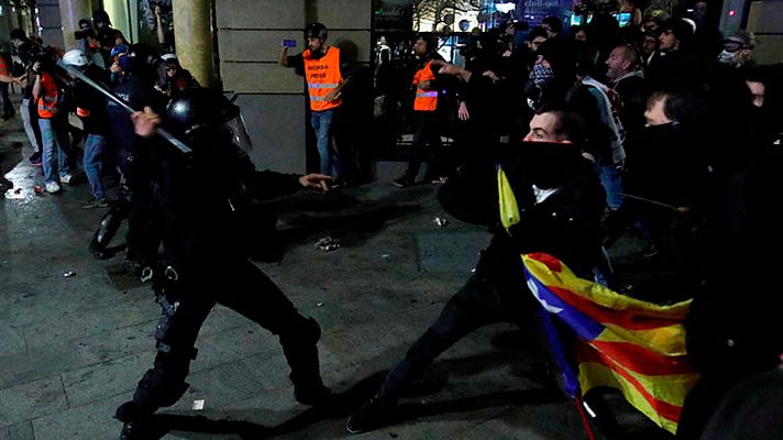 Telediario 1 - Los Mossos cargan contra los manifestantes concentrados ante la Jefatura de Policía de Barcelona