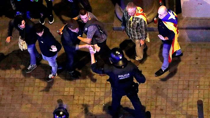 Telediario 1 - Algunos manifestantes agreden a los Mossos en Via Laietana
