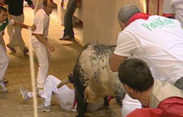 San Fermín - Cogida a la entrada de la plaza