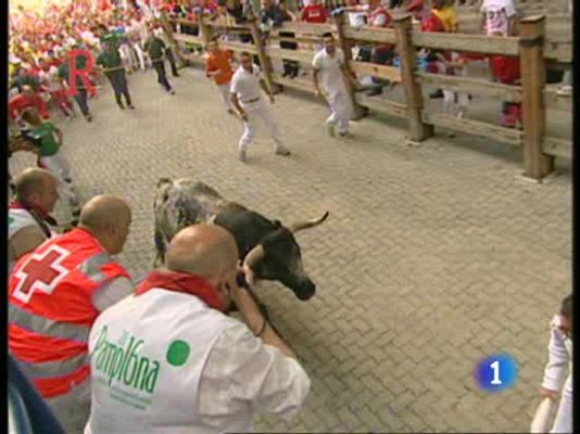 San Fermín - Cogida en la entrada del callejón